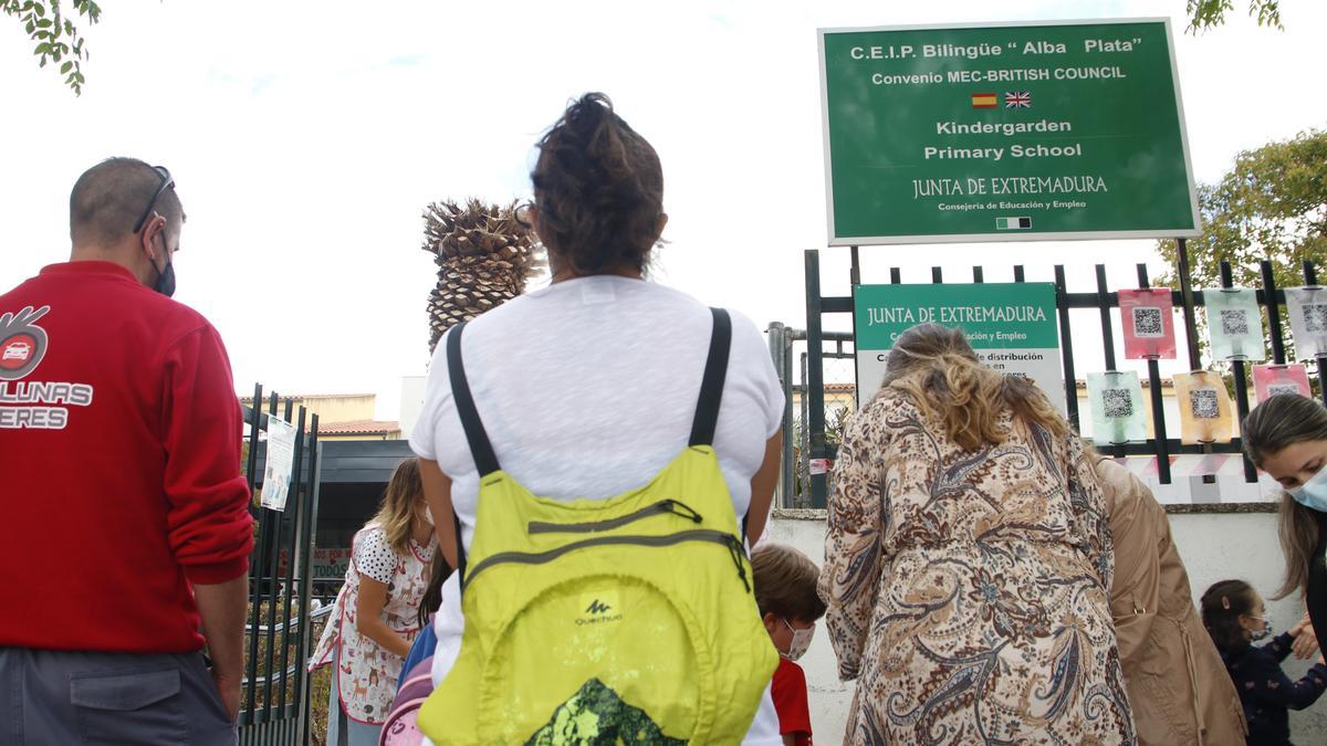 Progenitores acompañan a los menores a clase en el Alba Plata