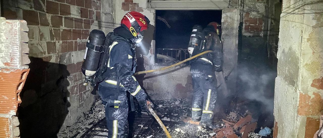 Bomberos del Consorcio Provincial de Castellón, durante una intervención en una vivienda particular.