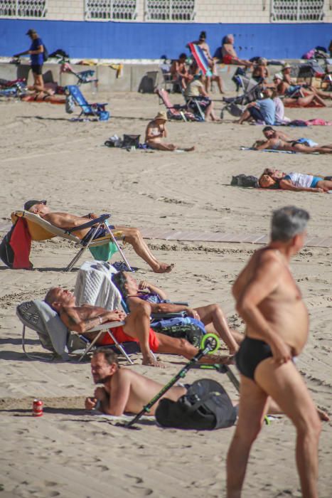 Las inusuales altas temperaturas han animado en los últimos días la afluencia a las playas de la Vega Baja. Aquí imágenes de la playa del Cura en Torrevieja.