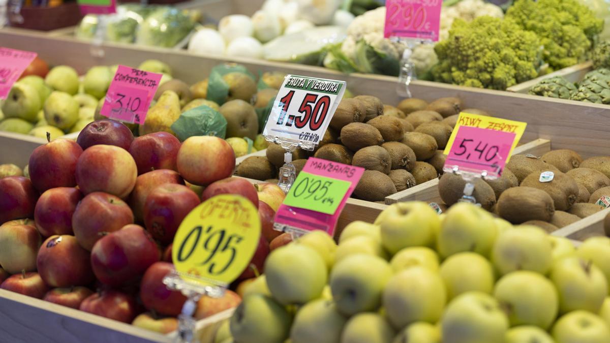 Manzanas y otras frutas en un puesto de un mercado de abastos.