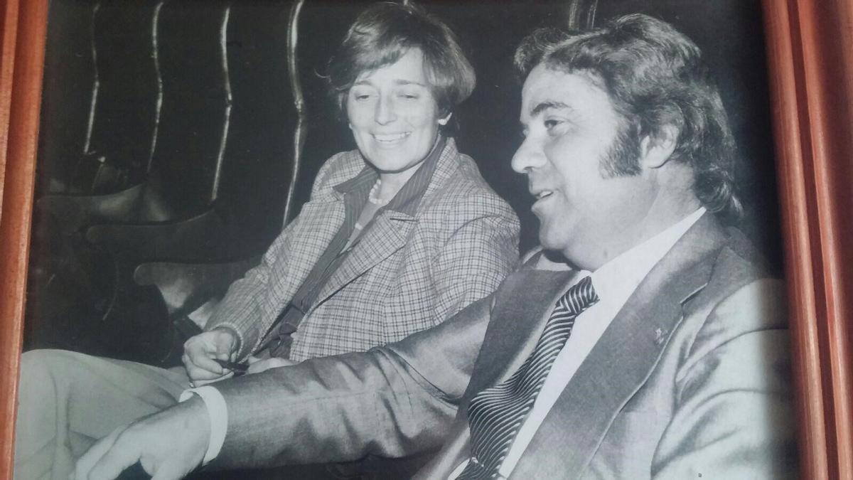 Felipe Romero Morcillo en una fotografía en el Congreso con Blanca Moreno, otra diputada de UCD.