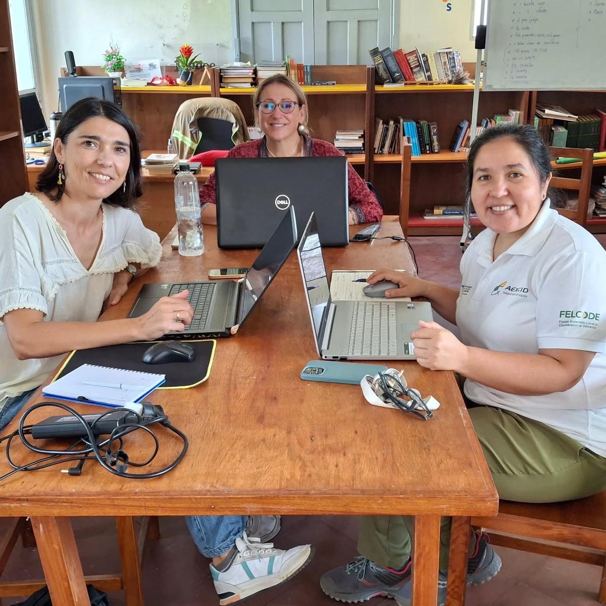 Personal voluntario trabajando en un proyecto en América Latina.