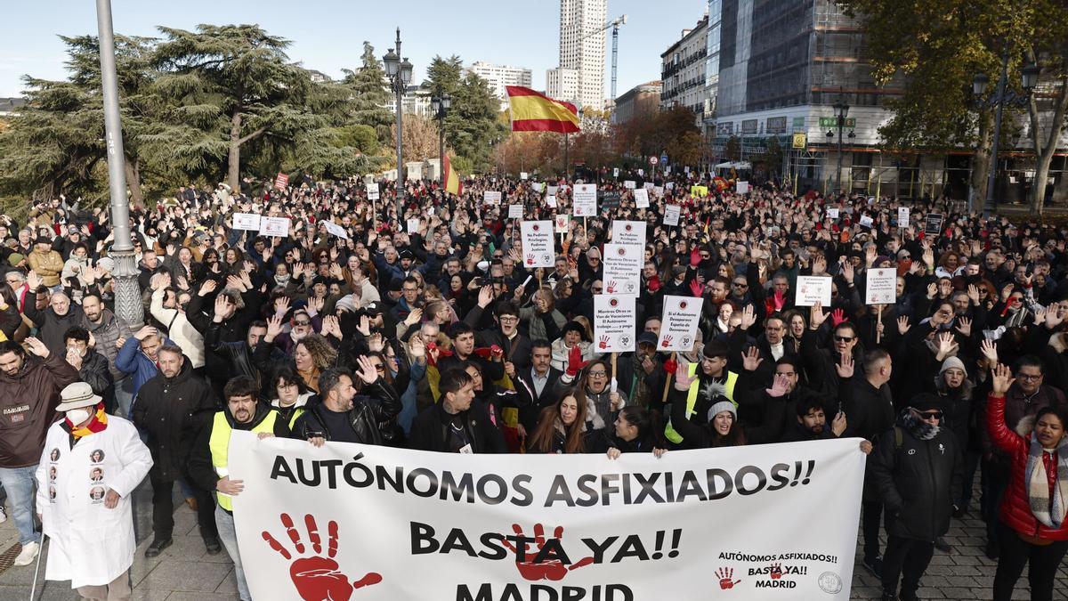 Manifestación convocada en Madrid por La Plataforma por la Dignidad de los Autónomos con el objetivo de reclamar unas "condiciones de trabajo dignas" para este colectivo.