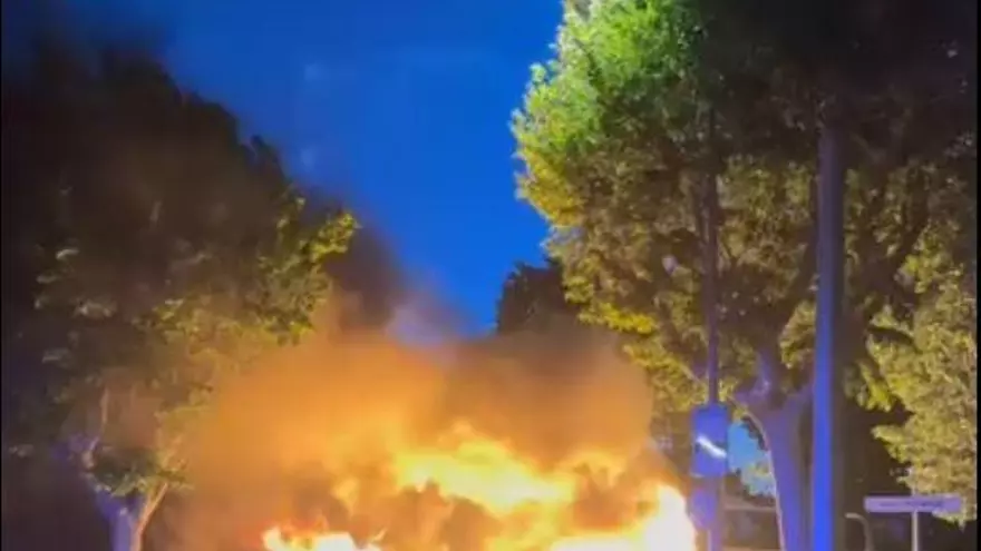 Vídeo: L'incendi de contenidors a Empuriabrava