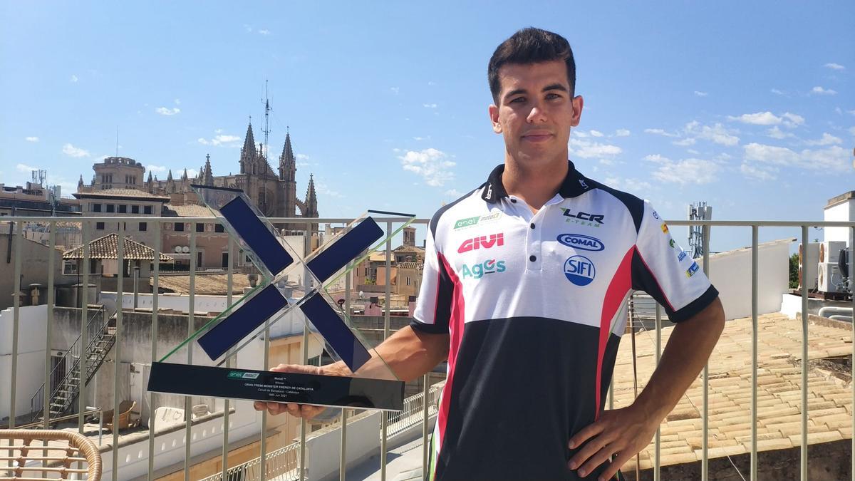 Miquel Pons, en el hotel Nivia Born Boutique, con su trofeo de campeón en Montmeló.