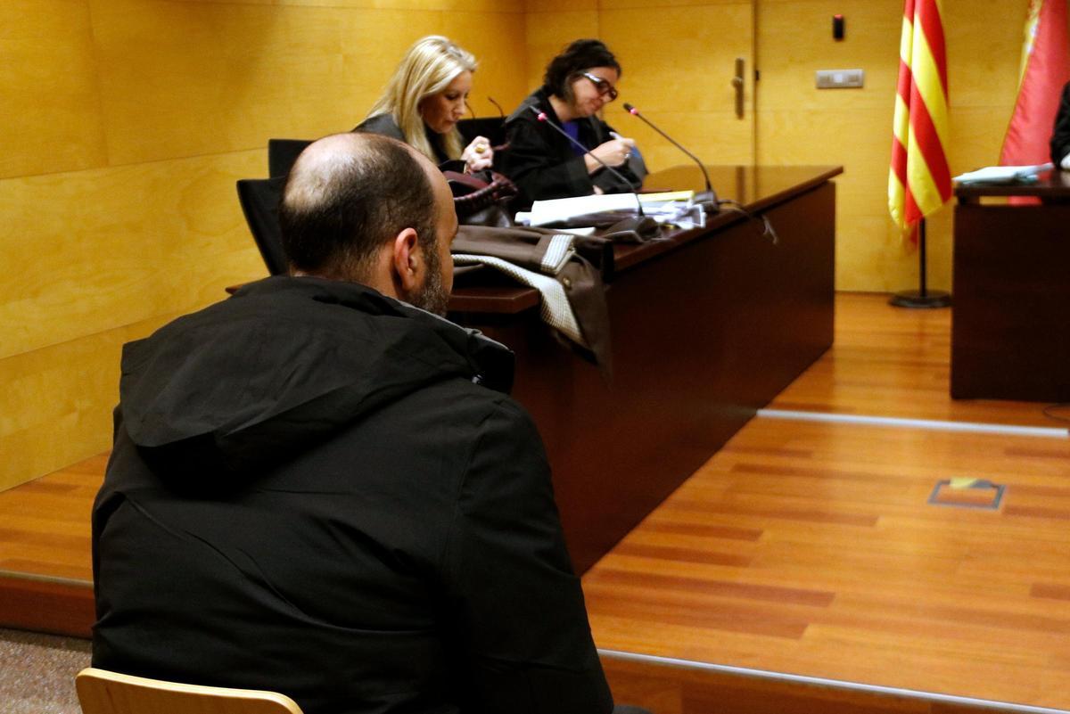 D'esquenes, el conductor durant el judici a l'Audiència de Girona