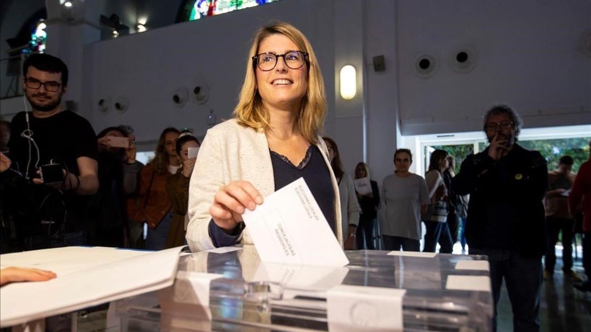 Elsa Artadi vota en el Centro Cívico Pere Pruna de Barcelona