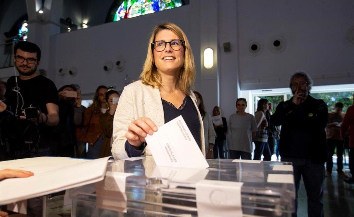 Elsa Artadi vota en el Centro Cívico Pere Pruna de Barcelona.