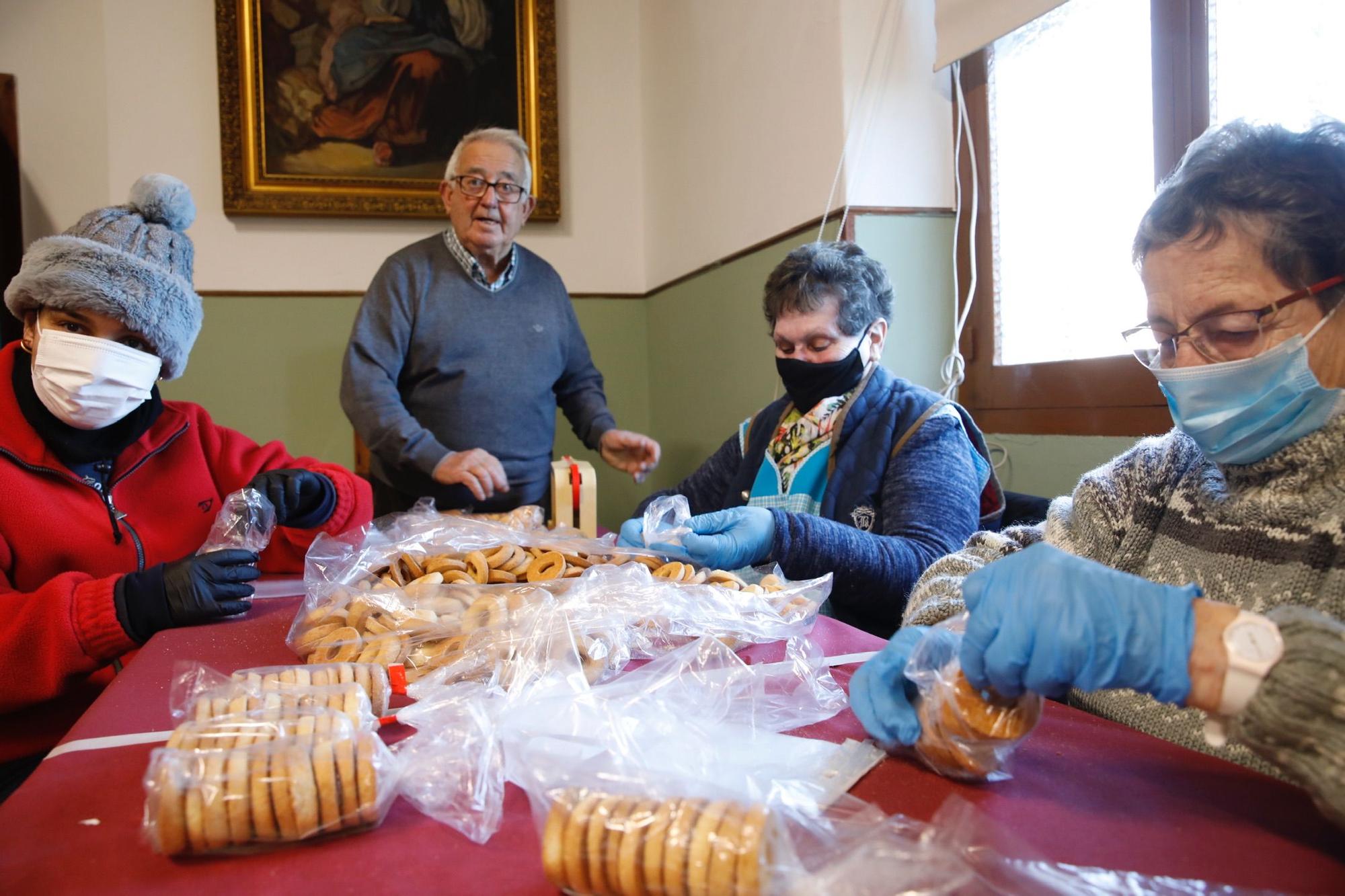 En imágenes: Jove se llena de rosquillos para celebrar San Blas