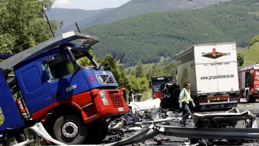 Una colisión entre dos camiones en Navarra obliga a cortar la A-15