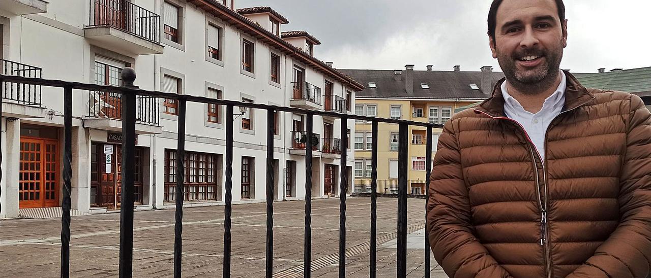 El alcalde, David Álvarez, en la plaza de la Marquesa de Casa Valdés, en la villa praviana. | S. Arias