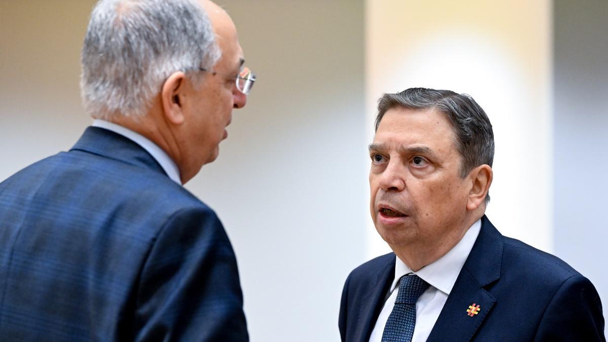 El ministre d'Agricultura i Pesca del govern espanyol, Luis Planas, conversant amb el comissari europeu de Pesca, Costas Kadis, durant les negociacions a Brussel·les per les quotes de pesca del 2026