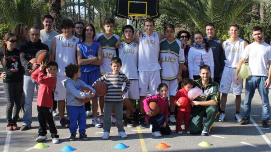 Varios de los participantes posan en el estreno de la iniciativa &quot;Baby Basket&quot;.