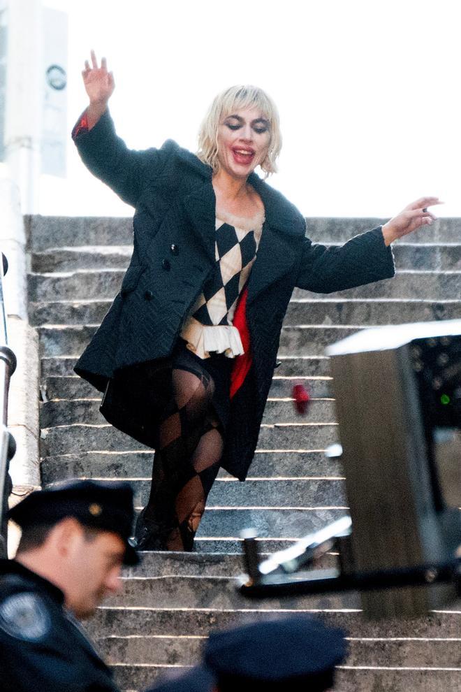 Lady Gaga interpretando a Harley Quinn