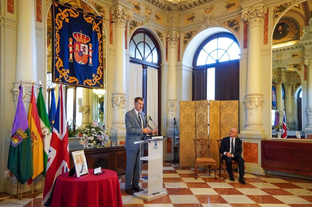 Francisco de la Torre recibe la distinción de Oficial Honorario de la Orden del Imperio Británico