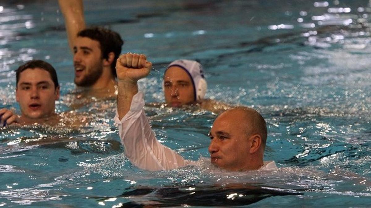 Chus Martín, entrenador del Atlètic Barceloneta, y algunos de sus jugadores celebran el título en Sabadell.