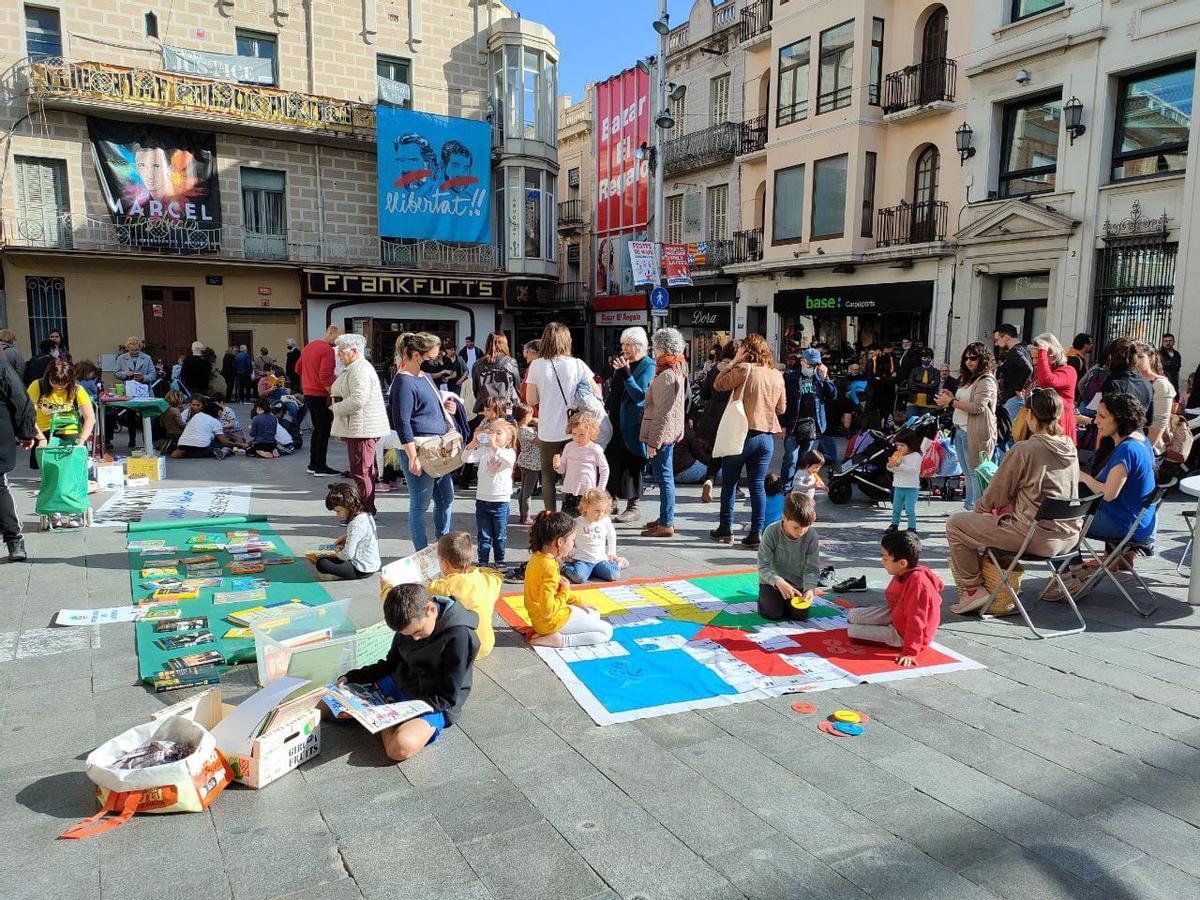 Acción de la plataforma Can Casacuberta Oberta frente al último pleno municipal de Badalona.