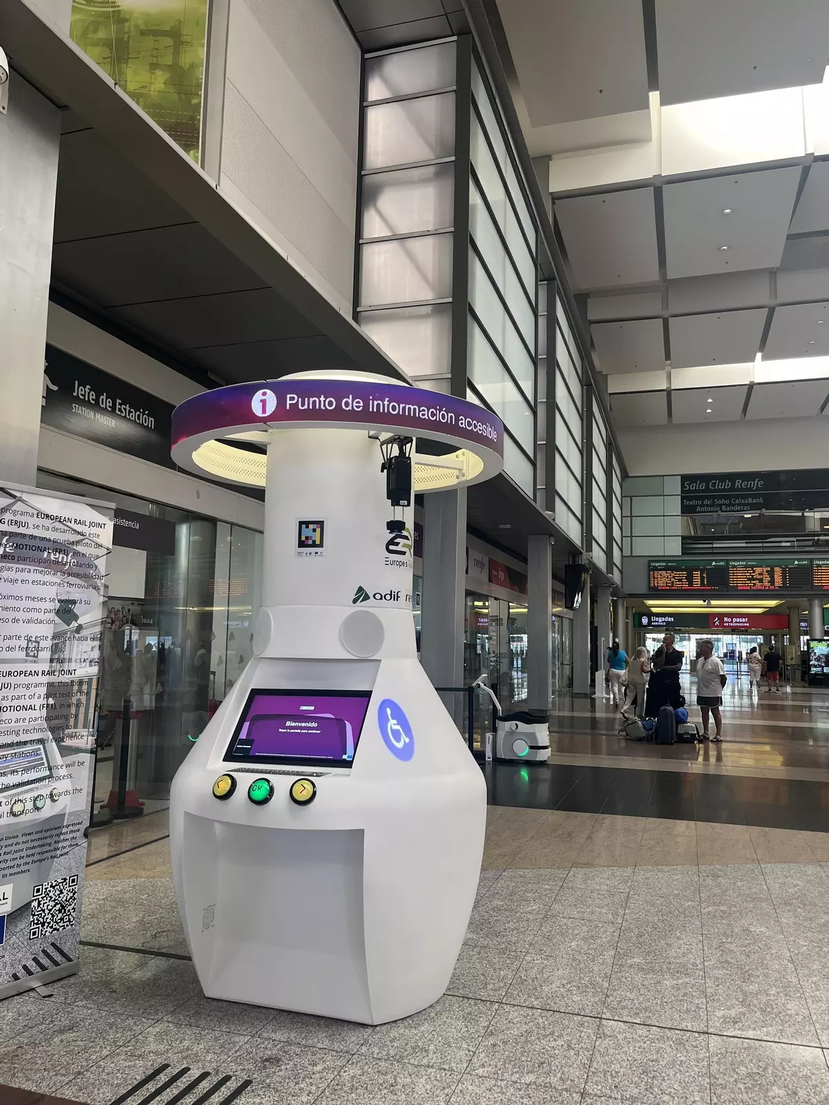 María Zambrano prueba un punto de ayuda accesible para personas con discapacidad