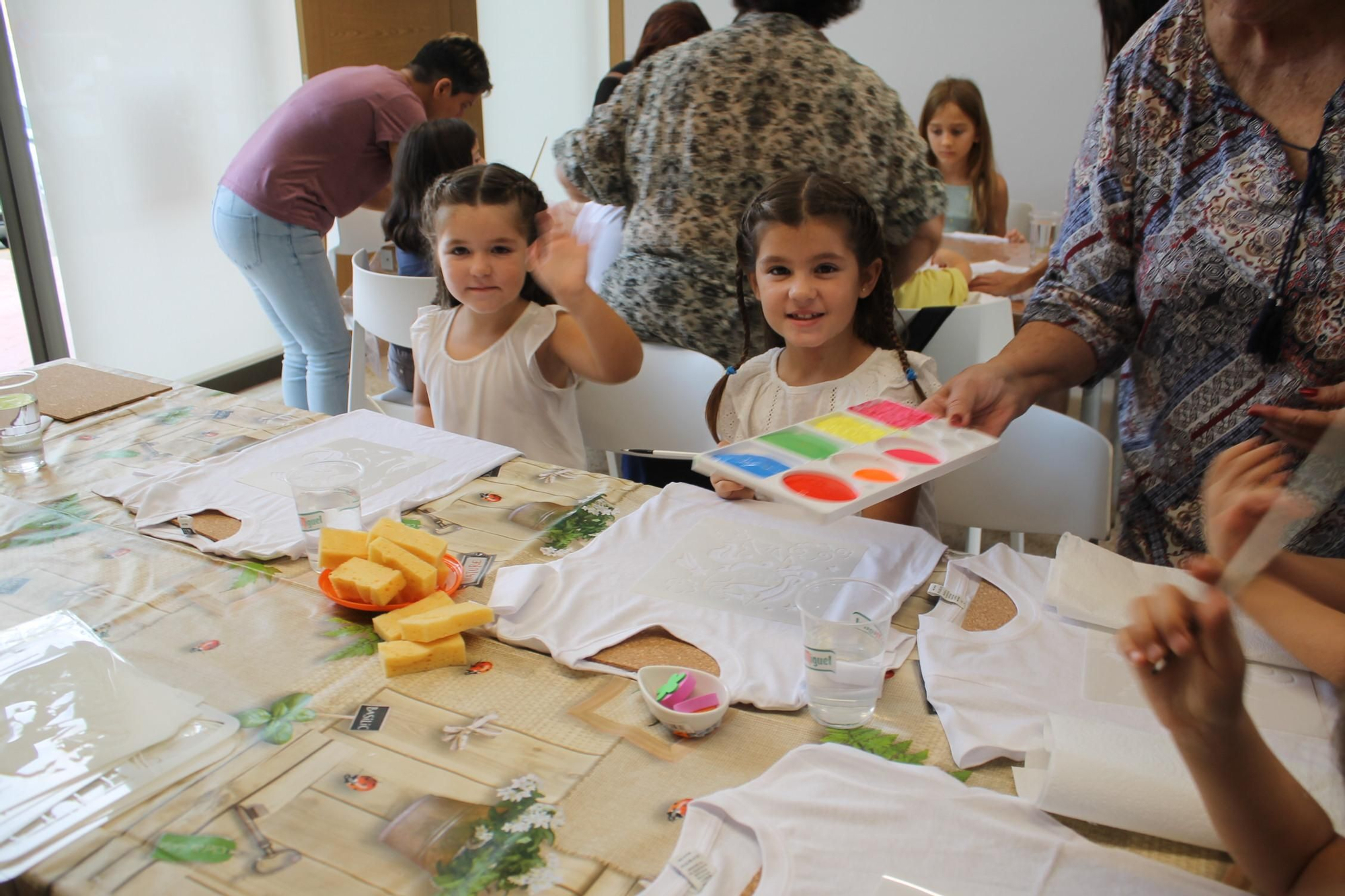 Galería de imágenes: Nietos y abuelos pintan camisetas en el taller de las fiestas de Cala de Bou