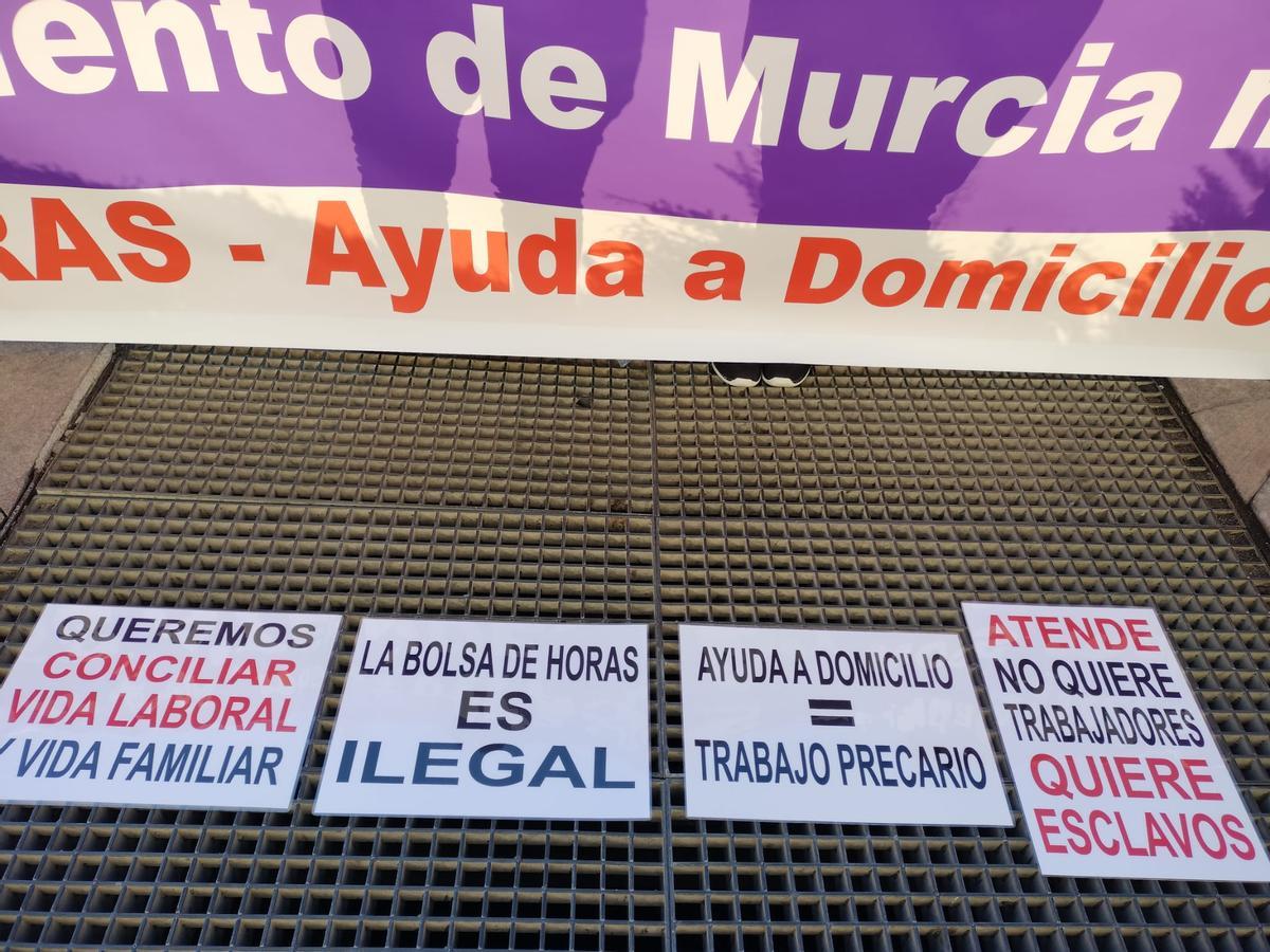 Algunos de los carteles del sidicato SITRA durante sus protestas en la Glorieta.