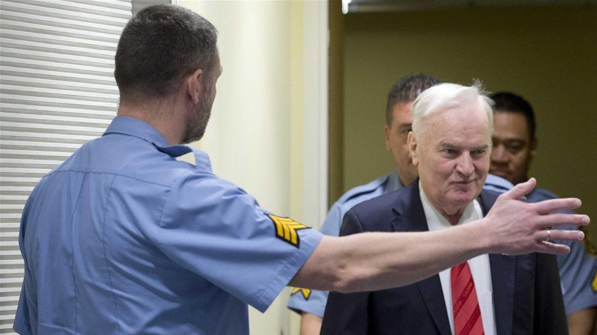 Ratko Mladic  dcha  accede a la sala para asistir al anuncio del veredicto del Tribunal Penal Internacional para la antigua Yugoslavia  TPIY  en La Haya