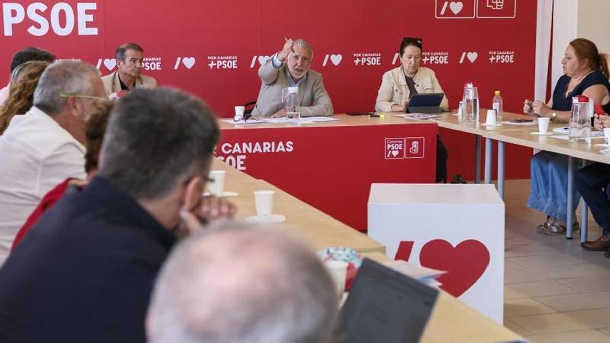 Ángel Víctor Torres se reúne con representantes del sector de la educación.