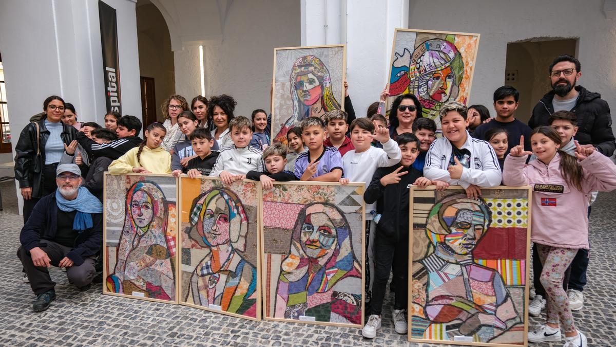 Los alumnos del colegio San Pedro de Alcántara de Badajoz y los responsables de los proyectos, este jueves en El Hospital Centro Vivo.