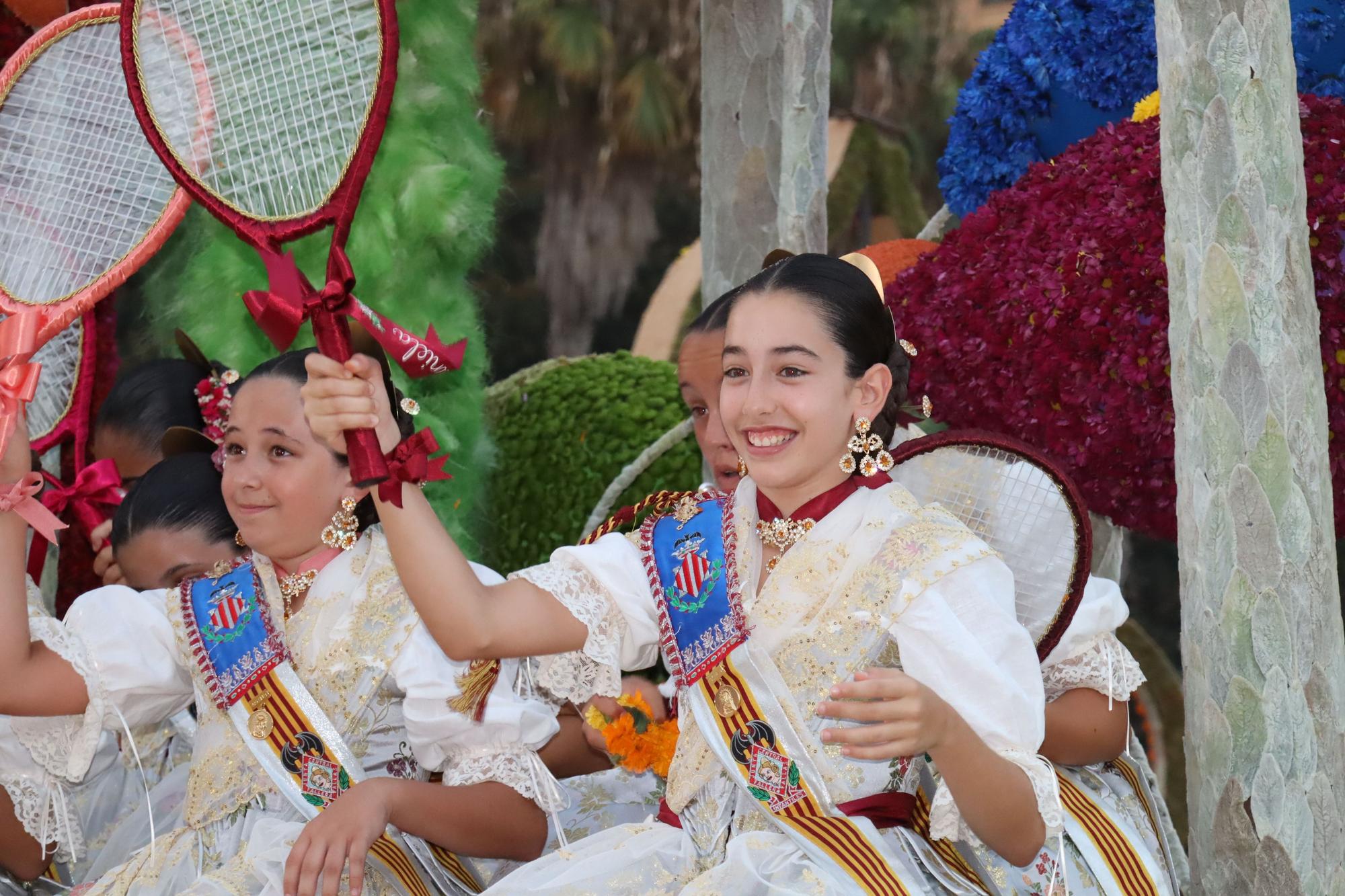 La Batalla de Flores reúne a las falleras de 2022 y 2023