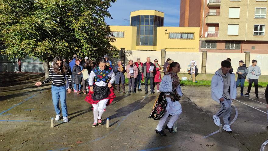 GALERÍA | Magosto, juegos tradicionales y diversión en el IES León Felipe de Benavente