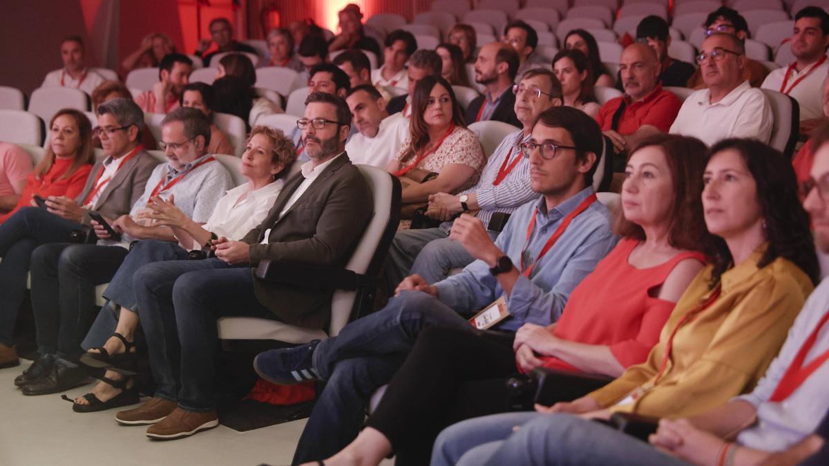 Aina Calvo, a la izquierda, junto a Hila, y en la fila de la derecha, Negueruela (detrás su padre), Armengol y Amanda Fernández.