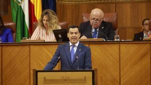 El presidente de Andalucía, Juan Manuel Moreno, en la tribuna del Parlamento andaluz.