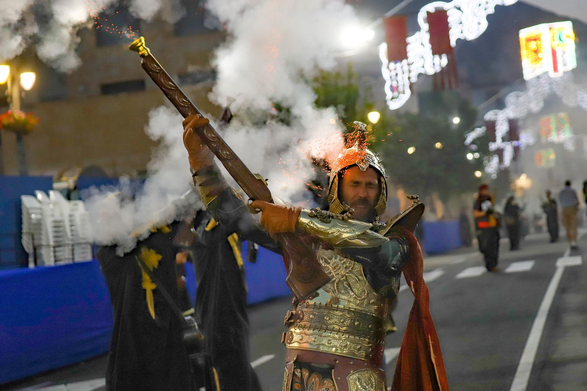 La pólvora abre paso a la fiesta en Orihuela