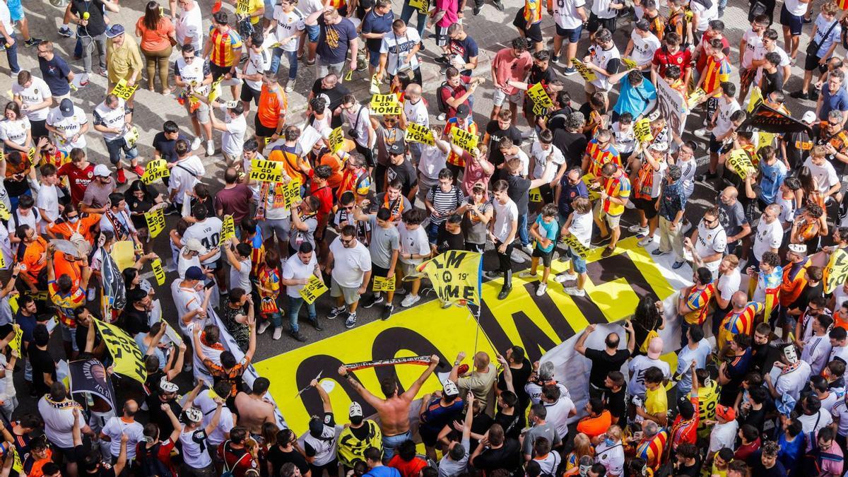 Manifestación en los aledaños de Mestalla, el pasado sábado. | J.M. LÓPEZ