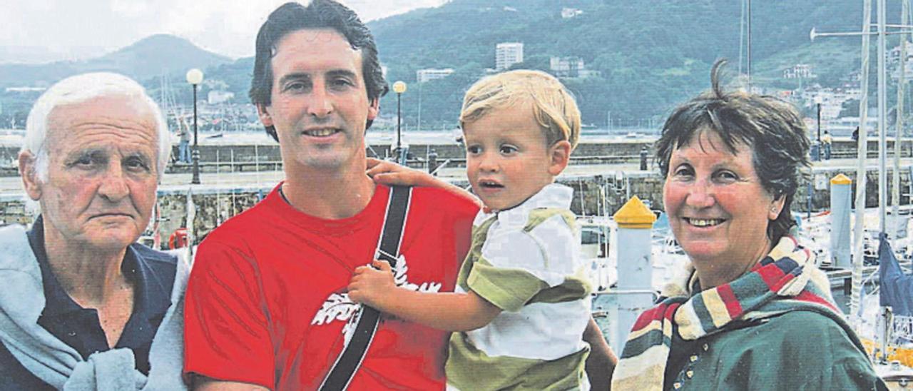 Por la izquierda, Juan Emery con su hijo Unai, su nieto Lander, y su mujer Amelia Etxegoien en una foto familiar. | LNE