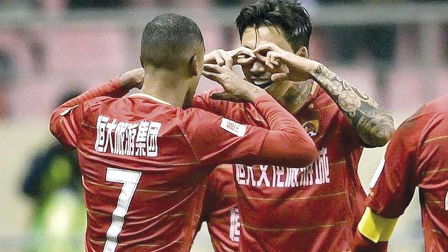 Dos jugadores del Beijing Evergrande celebran un gol. // FDV