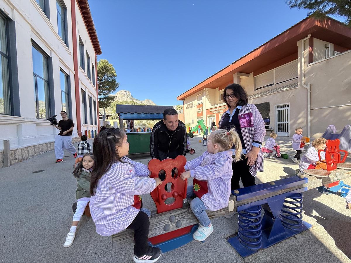 Tona Agulló, directora del centro educativo, y Bernabé Cano, alcalde de La Nucía, han visitado l’Escola Infantil Municipal El Bressol