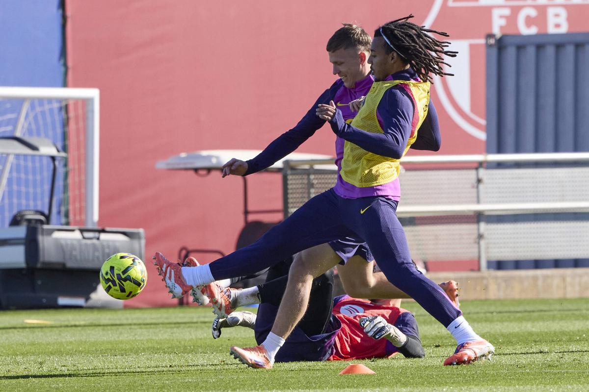 Koundé y Olmo pugnan por un balón en el entrenamiento del viernes.
