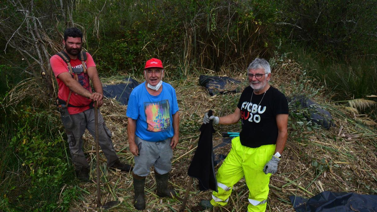 Los vecinos muestran la pampa cubierta por el plástico negro, siguiendo la técnica de ocultación.