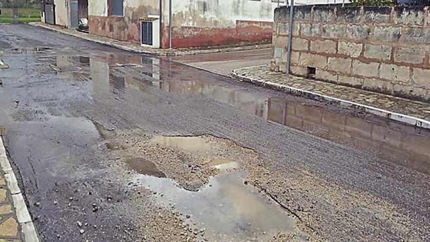 Los vecinos exigen el asfaltado &quot;ya&quot; de su calle.