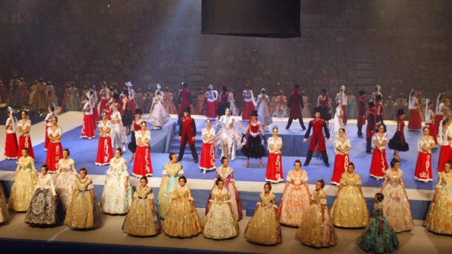 Bailarines, falleras y público compusieron en el centro de la Fonteta el espectáculo que acabaría con la lectura del veredicto.