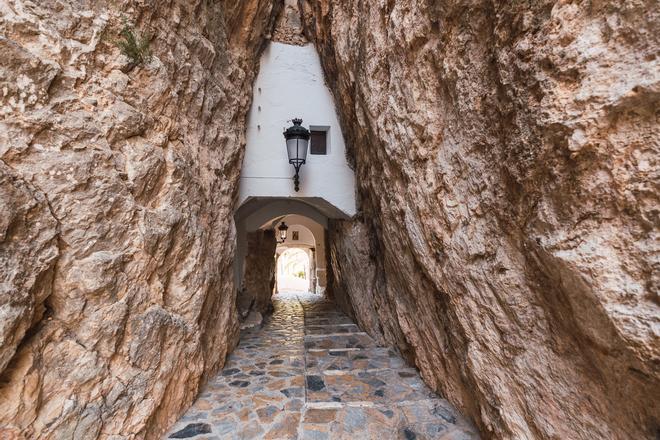 Camino entre las rocas que conduce al castillo de Guadalest.