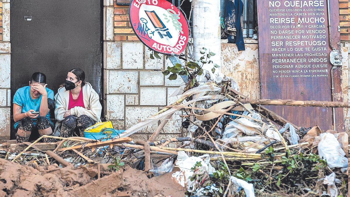 Dos vecinas desoladas en la calle Alfafar, una de las zonas más afectadas por la riada.