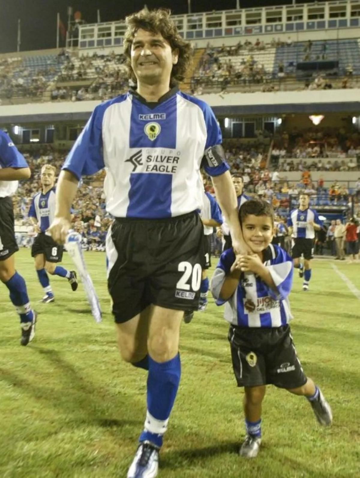 Paquito sale al terreno del Rico Pérez con su hijo Andy de la mano