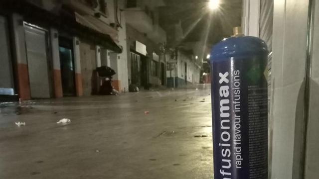 Un envase de óxido nitroso abandonado a un lado de la calle Santa Agnès, en el West de Sant Antoni
