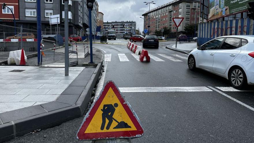 El Concello inicia la renovación de la calle Alexandre Bóveda con el corte de un carril