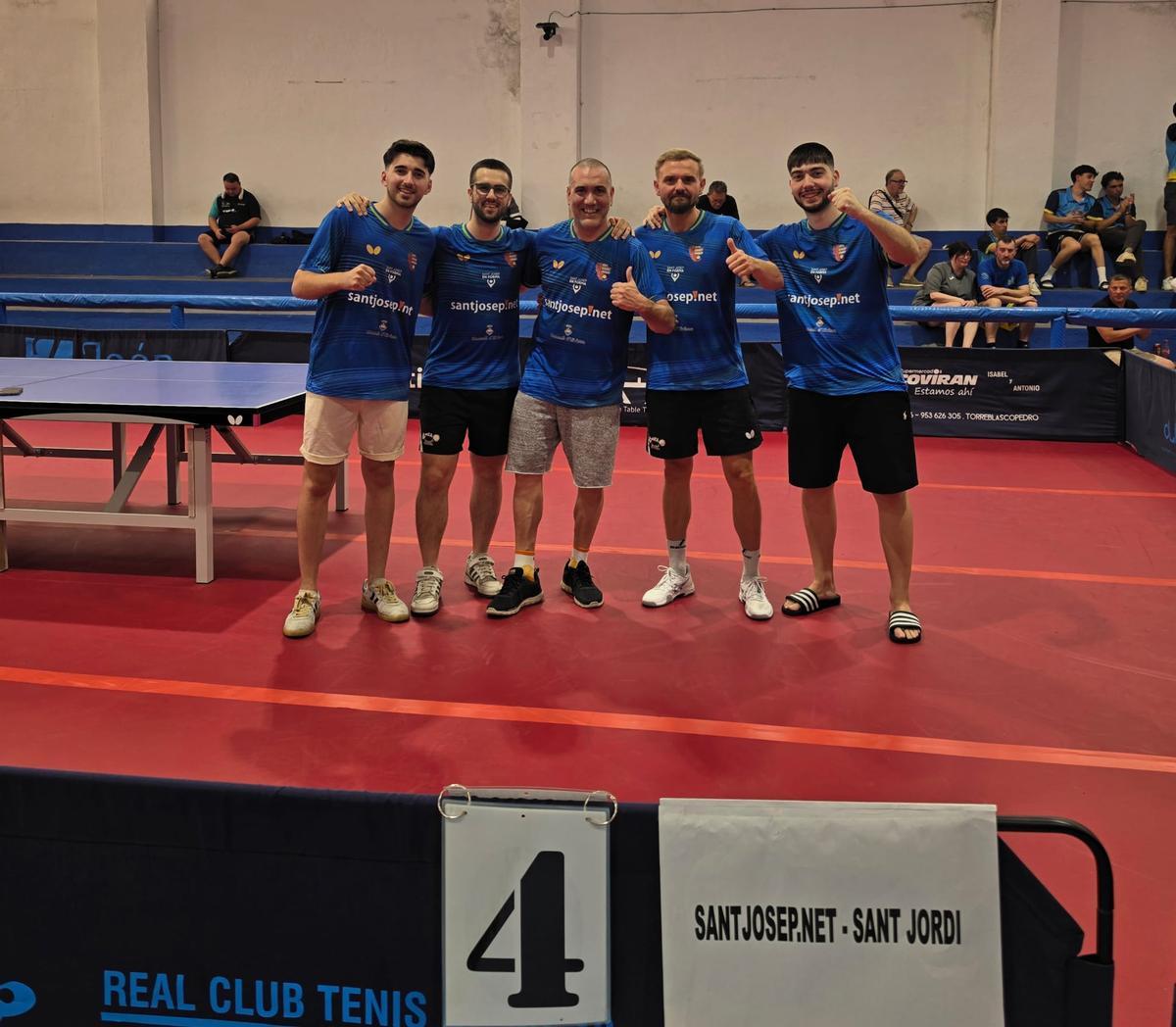 Los jugadores del Santjosep.net celebran el ascenso a la máxima categoría del tenis de mesa