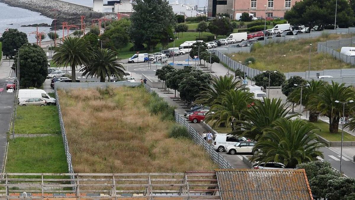 Tercera parcela de Defensa en A Maestranza, en primer término. |  // ECHAVE