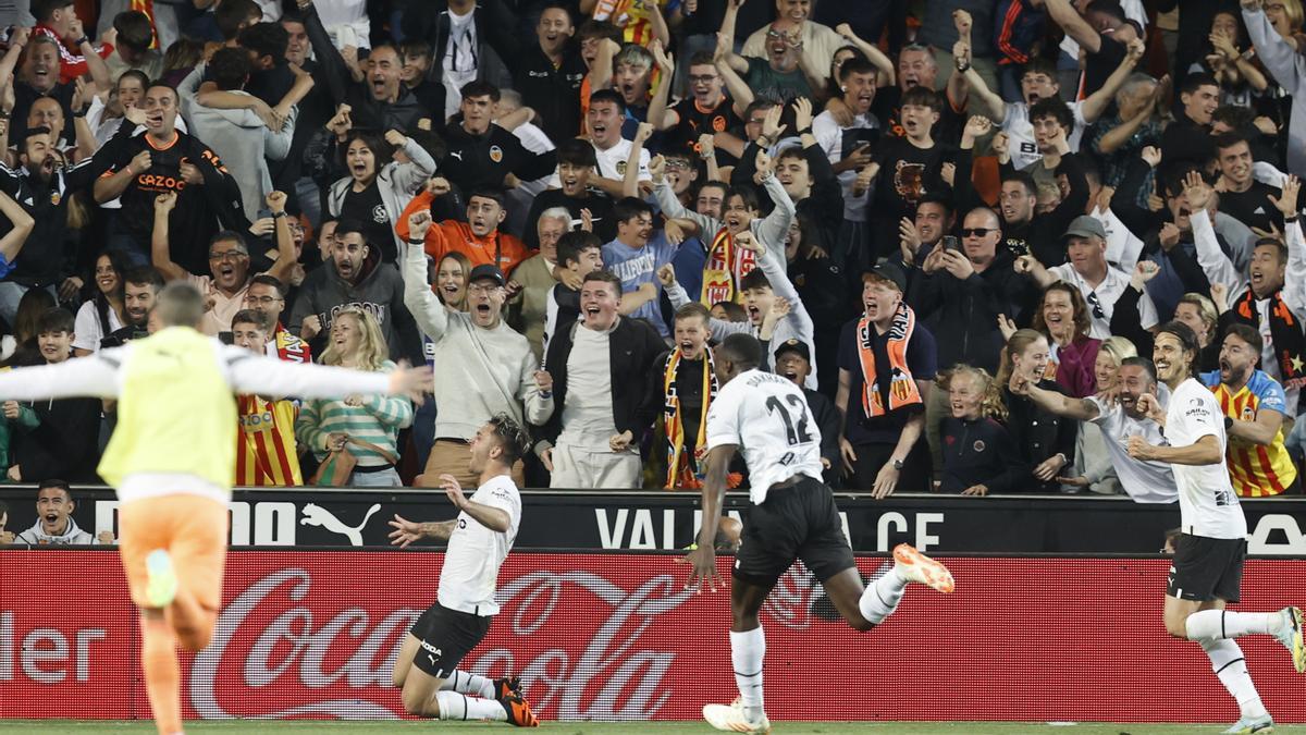 Celebración del gol que dio el triunfo al Valencia ante el Valladolid.