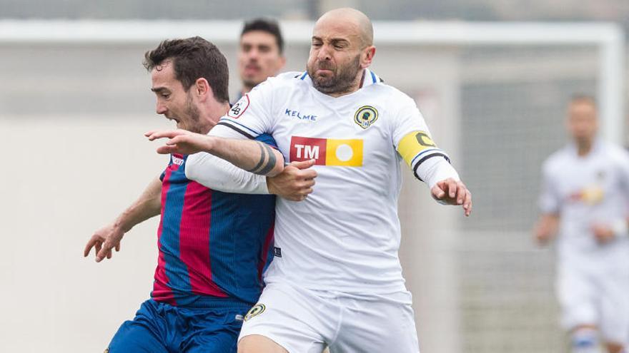 Rulo protege el balón ante Chechu