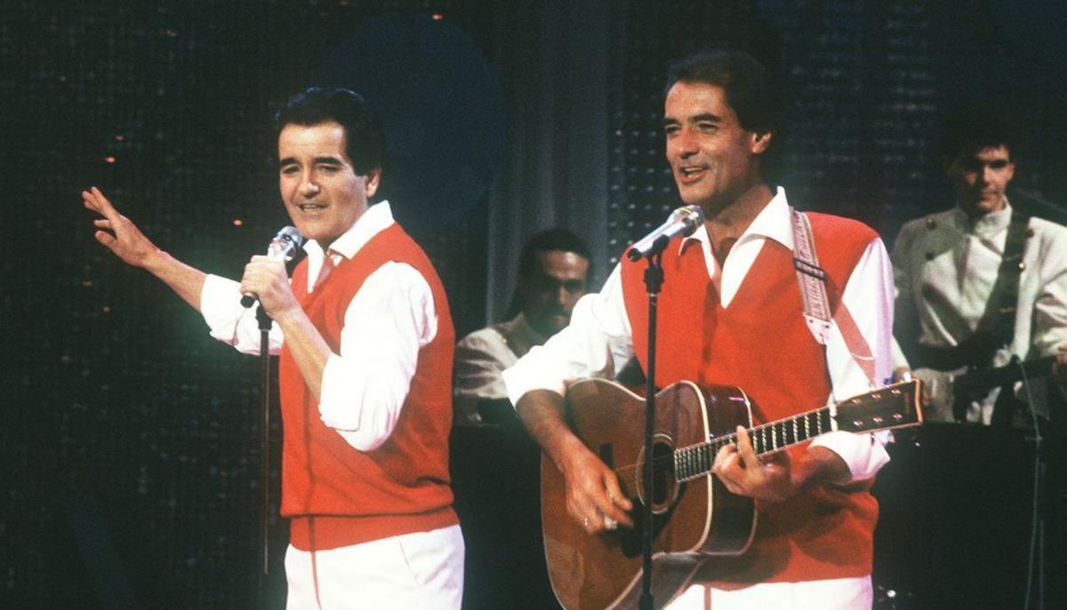 Imagen de Manolo y Ramón, el Dúo Dinámico, durante una actuación. | EFE